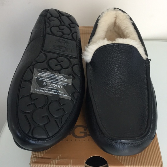 Ugg Ascot Black Leather Loafers Slippers Mens 7 - Picture 2 of 8